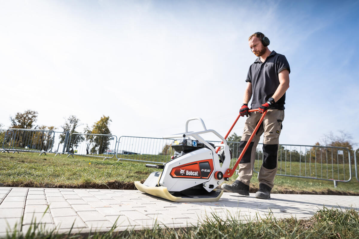 Bobcat FP15.50 trilplaat eenrichting - actiefoto 2