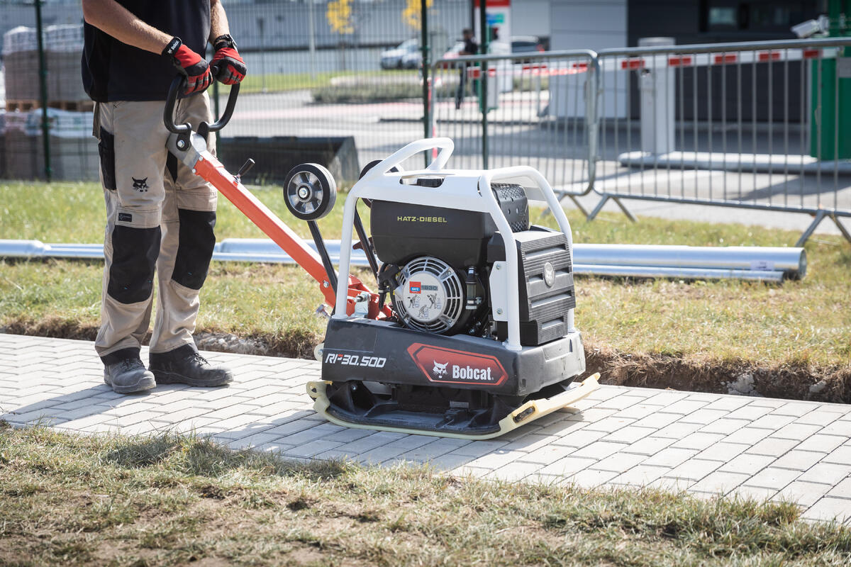 Bobcat RP30.50D trilplaat omkeerbaar - actiefoto