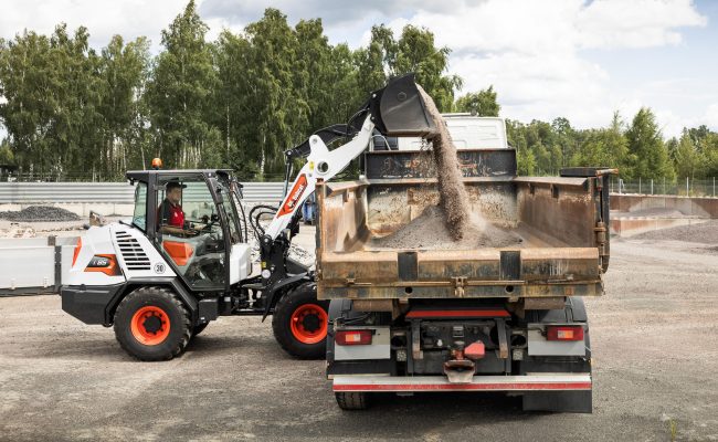 Bobcat compacte wiellader laadt een vrachtwagen