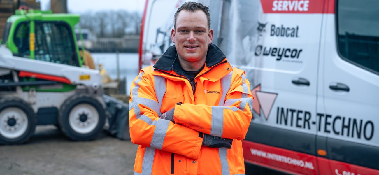 Inter-Techno servicemonteur buitendienst voor de servicebus met Bobcat en Weycor