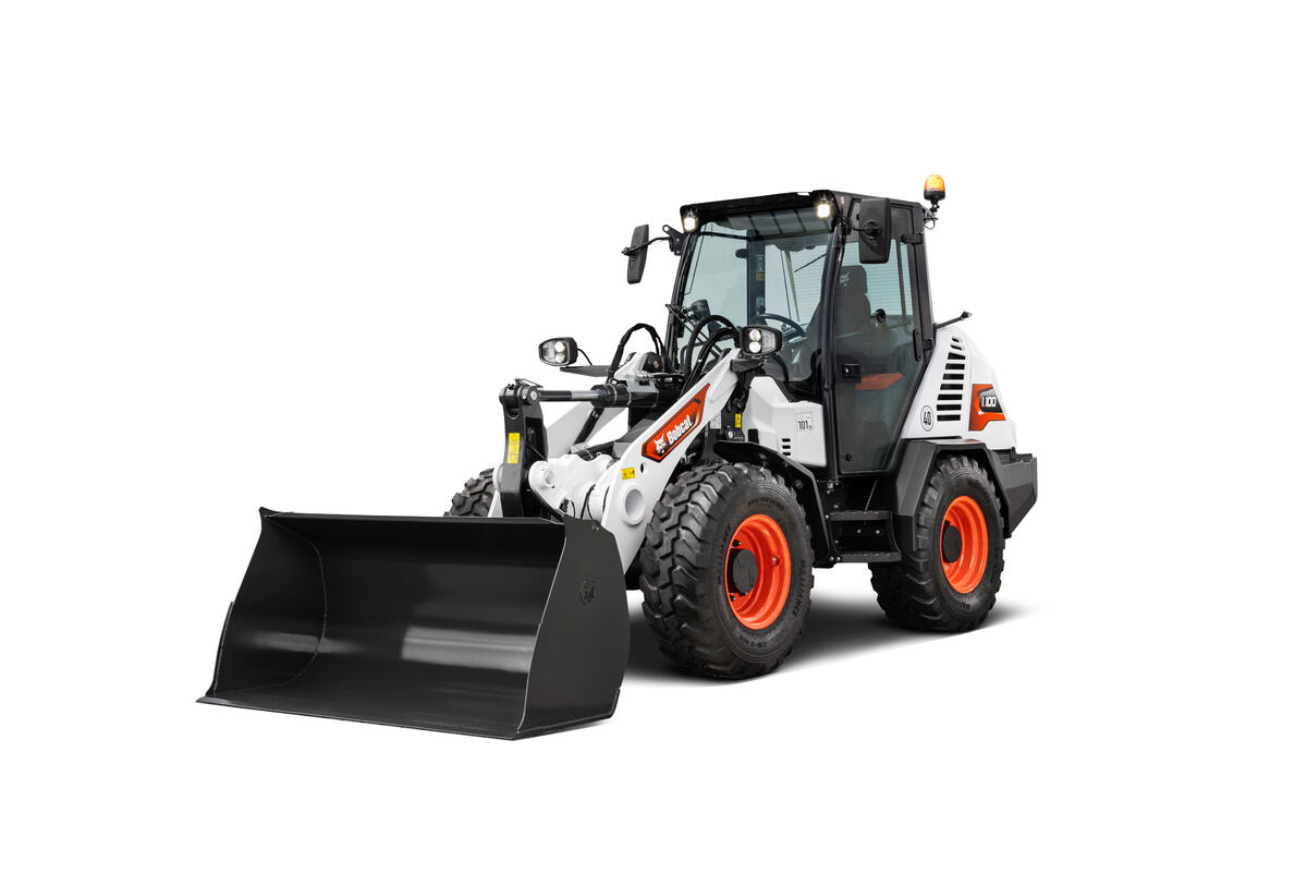 Bobcat L100 compacte wiellader met bak op witte achtergrond