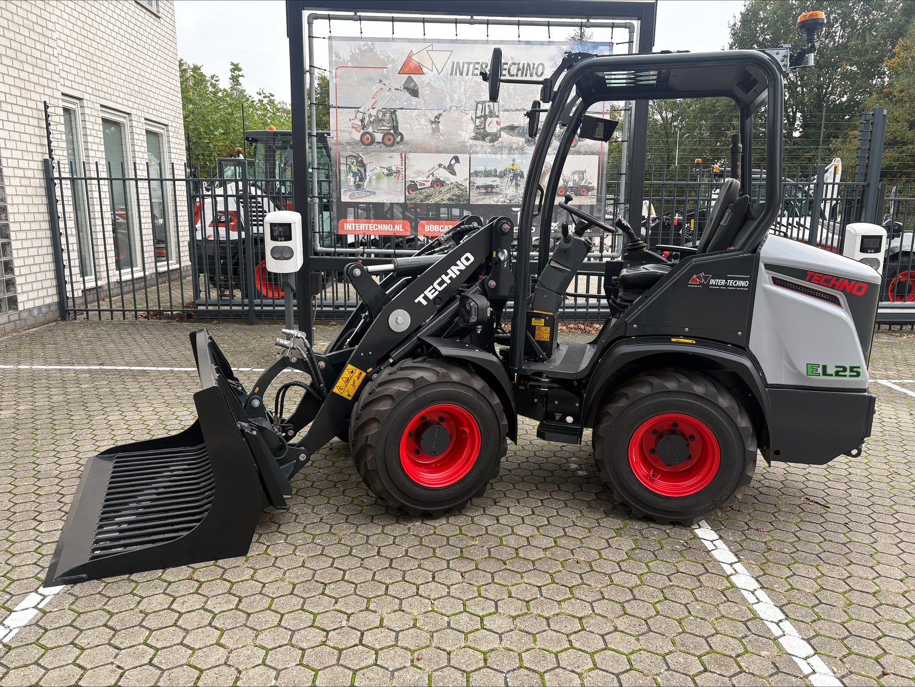 Techno EL25s elektrische wiellader, zijaanzicht links met bak